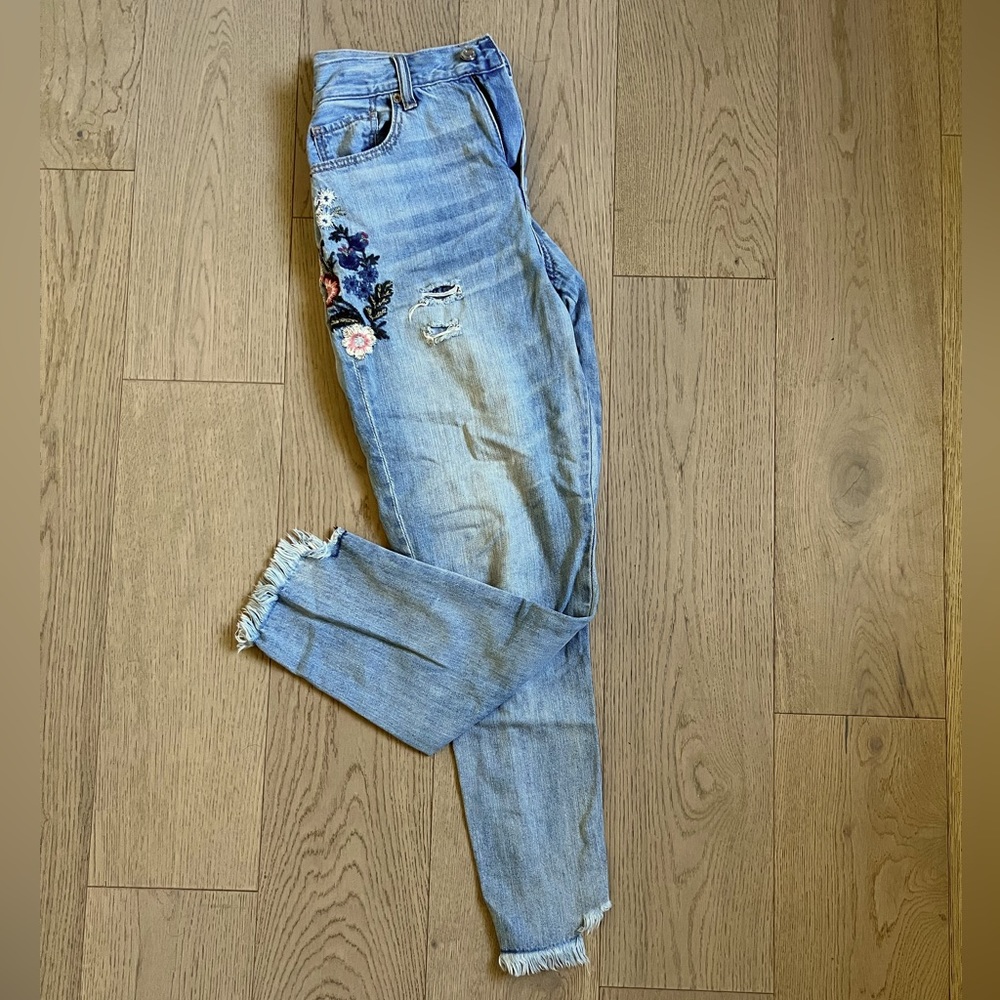 Floral Embroidered Mom Jeans High Rise Waisted Denim American Eagle Size 4